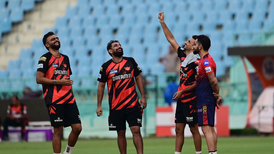 সেই আবহে নিজের এবং মেয়ের জন্য মাসে মোট ১০ লাখ টাকা চেয়ে আবেদন করেছিলেন হাসিন। মেয়ের জন্য তিন লাখ টাকা চেয়েছিলেন। আর নিজের জন্য চেয়েছিলেন সাত লাখ টাকা। যদিও নিম্ন আদালতে আবেদন গৃহীত হয়নি। মেয়েকে মাসিক ৮০,০০০ টাকা প্রদানের নির্দেশ দিয়েছিল। আর হাসিনকে ৫০,০০০ টাকা প্রদানের নির্দেশ দেওয়া হয়েছিল। (ফাইল ছবি, সৌজন্যে দীপক গুপ্তা/হিন্দুস্তান টাইমস)