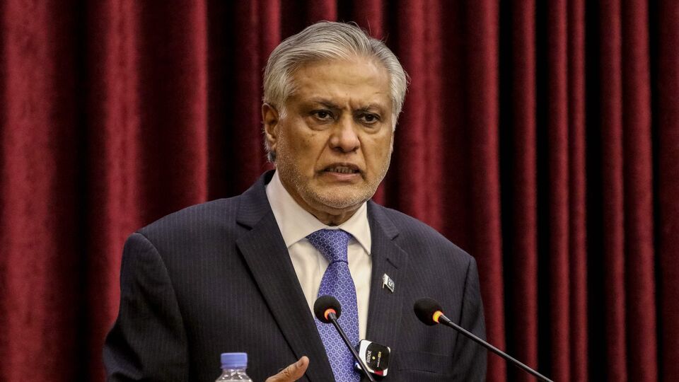গত ৭ মে পহেলগাঁওয়ে জঙ্গি হামলার পর পাকিস্তান ও পাক অধিকৃত কাশ্মীরে জঙ্গি পরিকাঠামোয় হামলা চালায় ভারত। ভারতীয় হামলার পর ভারতীয় সামরিক ঘাঁটিতে হামলার চেষ্টা করেছিল পাকিস্তান। তবে পাকিস্তানের এই পদক্ষেপের কড়া জবাব দিয়েছিল ভারত। তাতে পাকিস্তানের একাধিক সামরিক ঘাঁটির বড়সড় ক্ষতি হয়েছিল। যারপর পাক সেনা ভারতের কাছে সংঘর্ষবিরতির আবেদন জানিয়েছিল। (AFP)