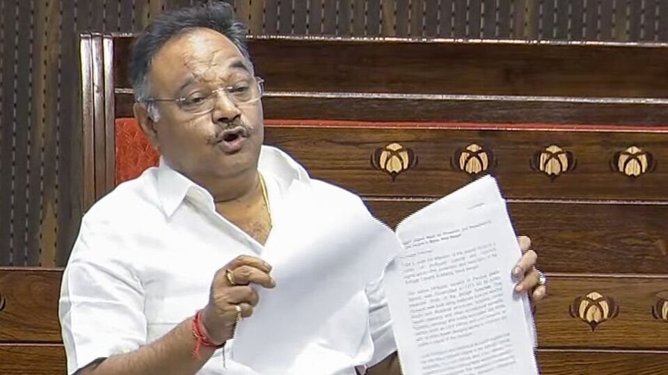 এদিকে পশ্চিমবঙ্গে আগামী বছর নির্বাচন। এই আবহে 'এক ব্যক্তি, এক পদ' নীতিতে সুকান্ত মজুমদারকে আর রাজ্য সভাপতি রাখা হবে না বলে মনে করা হচ্ছে। এই জল্পনার মাঝেই রাজ্যসভার সাংসদ শমীক ভট্টাচার্যকে জেপি নড্ডা তাঁর বাড়িতে আমন্ত্রণ জানিয়েছিলেন। এই আবহে শমীককে রাজ্যের পরবর্তী রাজ্য সভাপতি করা হতে পারে কি না, তা নিয়ে জল্পনা তুঙ্গে। এদিকে সুনীল বনসল জানিয়ে দিয়েছেন, বাংলায় ২ জুলাই সভাপতি নির্বাচনের জন‍্য মনোনয়ন পেশ এবং ৩ জুলাই সভাপতির নাম ঘোষণা। ‘নির্বাচনী আধিকারিক’ হিসেবে নিয়োগ করা হচ্ছে রবিশঙ্কর প্রসাদকে। (Sansad Tv)