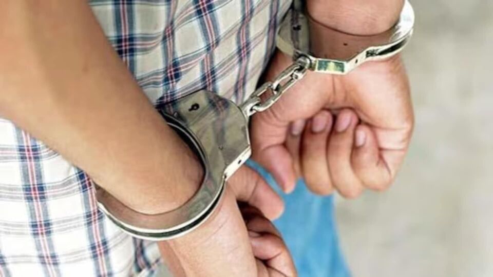 ঘটনা গত ২৬ জুনের। সেদিন আইআইটি বম্বের এক কর্মী দেখতে পান, বিলাল সেখানে এক জায়গায় সোফায় শুয়ে রয়েছে। তাকে জিজ্ঞাসা করা হয়, তার পরিচিতি। বিলাল উত্তর না দিয়ে সেখান থেকে ছুটতে থাকে, বলে খবর। এরপর সিসিটিভি ফুটেজ দেখা হয়। জানা যায়, আইআইটি বম্বের ছাত্রই নয় বিলাল। তাহলে সে কীভাবে থাকছিল আইআইটি বম্বের ভিতরে? জানা যায় ১ দিন বা ২ দিন নয়,টানা ২ সপ্তাহ ধরে ম্যাঙ্গালুরুর বাসিন্দা বিলাল আহেদ তেলি আইআইটি বম্বের অন্দরে ছিল। করেছে ঘোরাফেরা। (প্রতীকী ছবি)