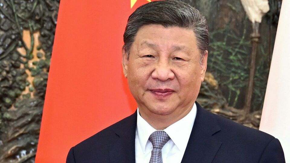 এদিকে আমেরিকার প্রাক্তন জাতীয় নিরাপত্তা উপদেষ্টা মাইকেল ফ্লিনও দাবি করেছেন যে জিনপিংয়ের ক্ষমতা খর্ব করছে চিনা কমিউনিস্ট পার্টি। তিনি সোশ্যাল মিডিয়ায় দাবি করেছেন, চিনা কমিউনিস্ট পার্টির কোর সদস্যরা সরকারের শীর্ষ নেতৃত্বের ওপর ভরসা হারিয়ে ফেলছে। এছাড়া চিনের সাধারণ মানুষও সরকারের ওপর তিতি বিরক্ত। (AP)