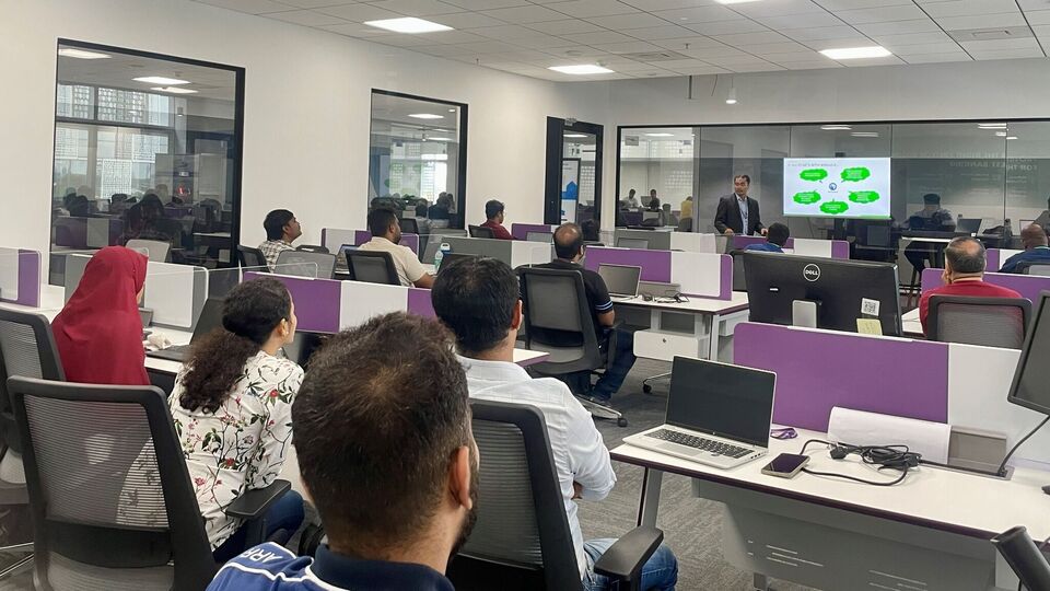 তথ্যপ্রযুক্তি ক্যাম্পাসের পাশাপাশি পশ্চিমবঙ্গে বিভিন্ন ক্ষেত্রে বিনিয়োগ করছে আইটিসি। সূত্রের খবর, ২০২৮-২০২৯ সালের মধ্যে হোটেল, পরিষেবা, কৃষি, উৎপাদনের মতো বিভিন্ন ক্ষেত্রে ১,৮০০ কোটি টাকার মতো বিনিয়োগের পরিকল্পনা করা হচ্ছে। বাড়ানো হচ্ছে হোটেলের সংখ্যা। পশ্চিমবঙ্গে যে কারখানা আছে, সেগুলির উৎপাদন ক্ষমতা আরও বাড়ানোর পরিকল্পনাও করা হয়েছে বলে সূত্রের খবর। (ছবিটি প্রতীকী, সৌজন্যে ফেসবুক ITC Infotech)