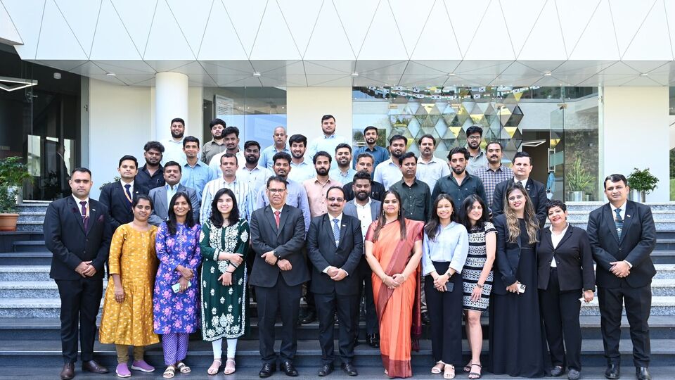 সেই ক্যাম্পাসে তিনটি মূল বিল্ডিং আছে - গগনচুম্বী অফিস টাওয়ার, একটি ব্যবসা সহায়ক কেন্দ্র (বিজনেস সাপোর্ট সেন্টার) এবং একটি নলেজ সেন্টার। মুখ্যমন্ত্রী জানিয়েছেন, সবমিলিয়ে আইটিসি যে ক্যাম্পাস গড়ে তুলছে, তাতে মোট ১,২০০ কোটি টাকার মতো বিনিয়োগ করছে। আর সেই ক্যাম্পাসের হাত ধরে প্রত্যক্ষভাবে ৫,০০০-র বেশি কর্মসংস্থান তৈরি হবে। (ছবিটি প্রতীকী, সৌজন্যে ফেসবুক ITC Infotech)