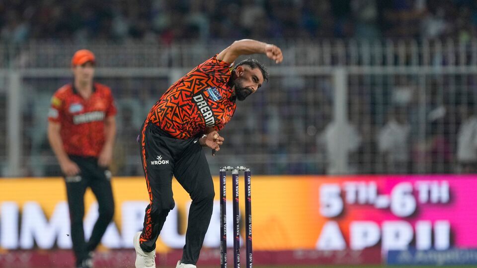 তবে শামি যদি চান, তাহলে মেয়ের জন্য আরও বেশি টাকা খরচ করতে পারেন ভারতের তারকা পেসার। তাঁকে সেই অনুমতি দিয়েছে হাইকোর্ট। বিচারপতি মুখোপাধ্যায় জানিয়েছেন, পড়াশোনা-সহ মেয়ের জন্য অন্য কোনও কাজে আরও বেশি খরচ করতে চান ভারতের তারকা পেসার, সেই কাজটা করতে পারবেন। (ফাইল ছবি, সৌজন্যে এপি)