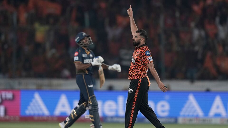 যদিও সেটার বিরুদ্ধে হাইকোর্টে মামলা করেন হাসিন। তাঁর আইনজীবী দাবি করেন, প্রতি মাসে খরচ হয় ৬.১২ কোটি টাকার মতো। সেখানে তাঁর মাসিক আয় ১৬,০০০ টাকার মতো। অন্যদিকে শামির আইনজীবী দাবি করেন, যে টাকা দেওয়া হচ্ছে, সেটা ঠিকই আছে। শেষপর্যন্ত দু'পক্ষের সওয়াল-জবাবের পরে হাইকোর্ট জানিয়েছে, যতদিন না মামলা নিষ্পত্তি হচ্ছে, ততদিন প্রতি মাসে হাসিনদের চার লাখ টাকা দিতে হবে শামিকে। (ফাইল ছবি, সৌজন্যে এপি)