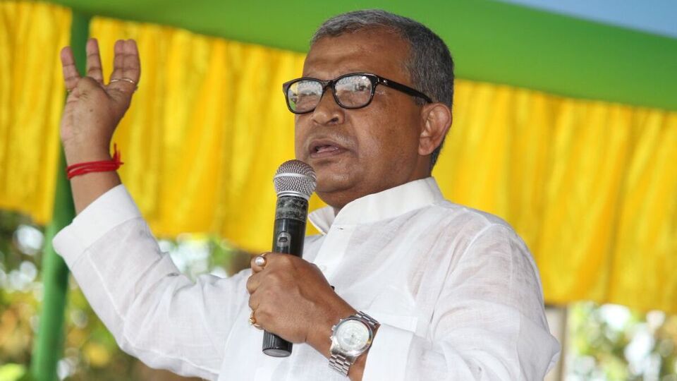 এরপর তাঁর এই মন্তব্য নিয়ে মানস ভুঁইয়াকে প্রশ্ন করা হয়, কোন ঘটনাকে তিনি 'ছোট' বলছেন? তার জবাবে রাজ্যের সেচমন্ত্রী বলেন, 'সবটাই।' তাঁর কথায়, 'সামান্য ঘটনা হয়েছে, তা নিয়ে হুড়োহুড়ি হচ্ছে। একটা জিনিস বিচার করবেন, মুখ্য়মন্ত্রী কোনও ঘটনা এড়িয়ে গিয়েছেন কি না। আরজি করের ঘটনায় মমতা বন্দ্যোপাধ্যায় যা অ্যাকশন নিয়েছেন, তখন সিবিআই তার বাইরে এক ইঞ্চি এগোতে পারেনি।' (Twitter)