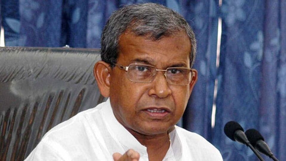 আজ অনুষ্ঠানে মানস বলেন, 'পহেলগাঁও হামলার অভিযুক্তরা ধরা পড়েনি। আর বাংলার দিকে দেখুন। ছোট্ট একটা ঘটনা ঘটলেই গেল গেল রব উঠল। ঘটনা তো কত ঘটে। স্ত্রী প্রেমিকের সঙ্গে ঘুরতে গিয়ে পাহাড় থেকে ঠেলে ফেলে দিচ্ছে। আমাদের মুখ্যমন্ত্রী মাতৃস্নেহে প্রতিটি ঘটনা সামলান। কে কী সমালোচনা করছে দেখবেন না। ধীরগতিতে মমতা বন্দ্যোপাধ্যায়ের ছবিটা নিয়ে এগিয়ে চলুন।' 