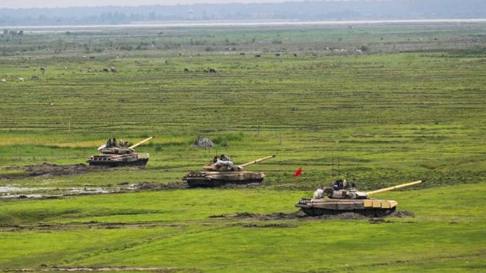 আর তারপরও ভারতের নাম আসছে না এই তালিকায়। তালিকায় চতুর্থ স্থানে রয়েছে উত্তর কোরিয়া। কিম জং উনের দেশের সামরিক বাহিনীর কাছে থাকা ট্যাঙ্কের সংখ্যা প্রায় ৪৩৪০টি। আর তারপর তালিকায় পঞ্চম স্থানে আছে ভারত। ভারতের সেনাবাহিনীর কাছে আছে ৪২০১টি ট্যাঙ্ক। চিনের থেকে ভারত পিছিয়ে থাকলেও পাকিস্তানের থেকে ভারত অনেকটা এগিয়ে এই ক্ষেত্রে। (Defence PRO)