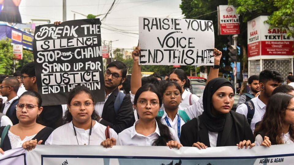 তারইমধ্যে মনোজিৎ, জইব এবং প্রমিতের পুলিশি হেফাজতের মেয়াদ বাড়িয়ে দেওয়া হয়েছে। আগামী আজ তাদের আলিপুর আদালতে পেশ করা হলে বিচারক পুলিশি হেফাজতের মেয়াদ বাড়িয়ে ৮ জুলাই করে দেওয়া হয়েছে। আর নিরাপত্তারক্ষী পিনাকী বন্দ্যোপাধ্যায়ের ৪ জুলাই পর্যন্ত পুলিশি হেফাজতের নির্দেশ দিয়েছে। (ছবি সৌজন্যে পিটিআই)