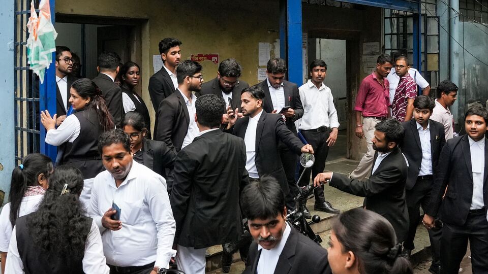 সাউথ ক্যালকাটা ল' কলেজের ধর্ষণের ঘটনায় মূল অভিযুক্ত মনোজিৎ মিশ্রের আইনজীবী দাবি করলেন, তাঁর মক্কেলকে ফাঁসানো হচ্ছে। নির্যাতিতা ছাত্রী মিথ্যে অভিযোগ করছেন বলেও দাবি করেন মনোজিতের আইনজীবী। তাঁর দাবি, মনোজিতের ঘাড়ে ‘লাভ বাইট’ দেখতে পেয়েছেন। আর ‘লাভ বাইট’-র অর্থ কী, সেটা অন্যদের বুঝে নেওয়ার পরামর্শ দিয়েছেন মনোজিতের আইনজীবী। (ছবি সৌজন্যে পিটিআই)