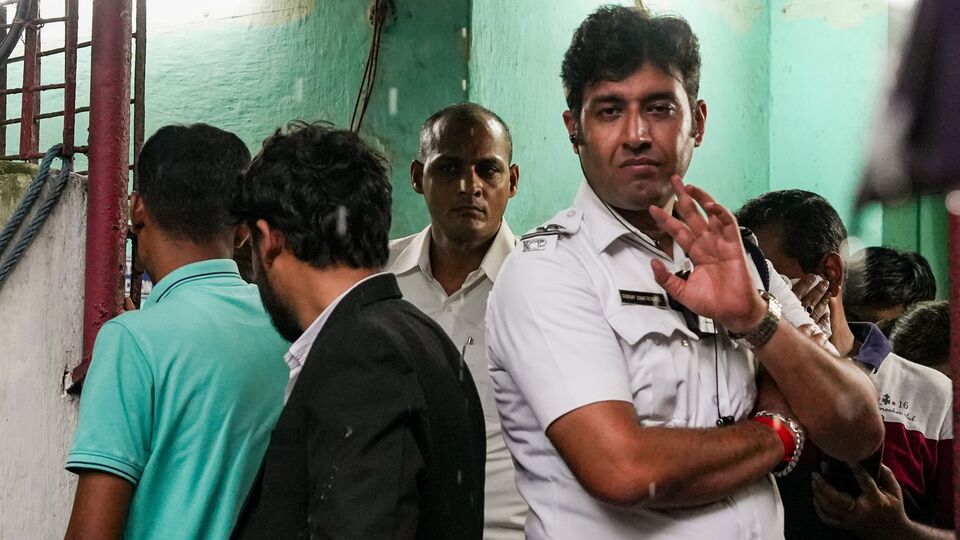সেইসঙ্গে মনোজিতের আইনজীবী বলেন, ‘প্রসিকিউশন এই খবর দিচ্ছে যে গায়ে আঁচড় পাওয়া গিয়েছে। প্রসিকিউশন কি এই কথাটা বলেছে যে তার (মনোজিৎ) ঘাড়ে একটা লাভ বাইট পাওয়া গিয়েছে। যদি রেপ (ধর্ষণ) হয়, তাহলে কোনওদিন লাভ বাইট পাওয়া যায় না। আমি মক্কেলের সঙ্গে দেখা করে এসে সেটা বলছি।’ (ছবি সৌজন্যে পিটিআই)