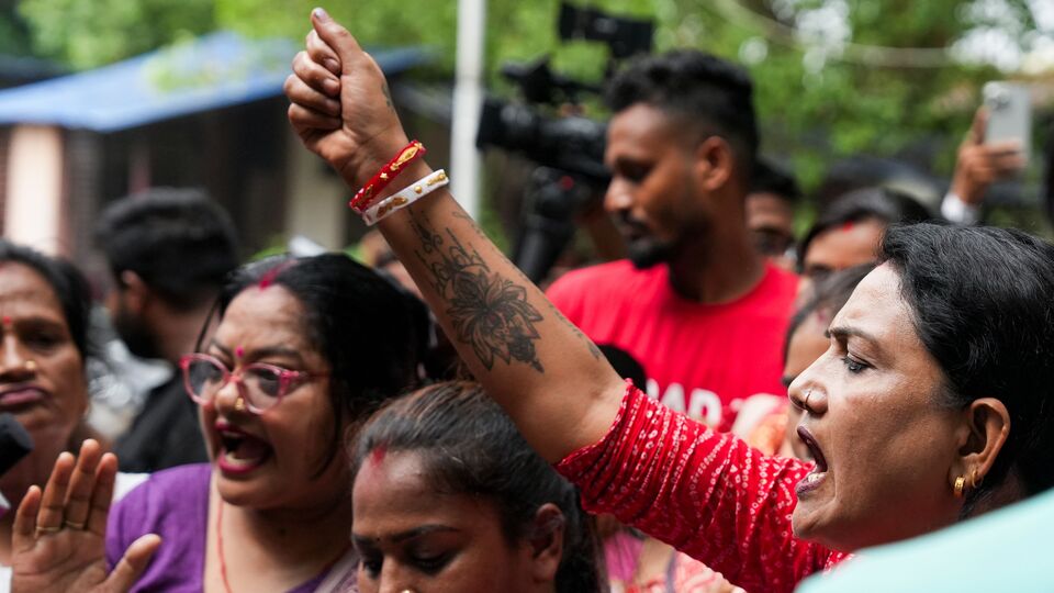 গত ২৫ জুন রাতে সাউথ ক্যালকাটা ল' কলেজে এক ছাত্রীকে ধর্ষণেরই অভিযোগ ওঠে। সেই ঘটনায় মূল অভিযুক্ত হিসেবে মনোজিতের নাম উঠে আসে। সেইসময় ঘটনাস্থলে জইব আহমেদ ও প্রমিত মুখোপাধ্যায়ও ছিল বলে অভিযোগ উঠেছে। নিরাপত্তারক্ষী-সহ চারজনকে গ্রেফতার করা হয়েছে। যদিও মনোজিতের আইনজীবী দাবি করেন, ‘এতদিন তো কেউ অভিযোগ করেননি। ওই ছাত্রী কী কী করেন, তা নিয়ে পরে তথ্যপ্রমাণ দেওয়া হবে।’ (ছবি সৌজন্যে পিটিআই)