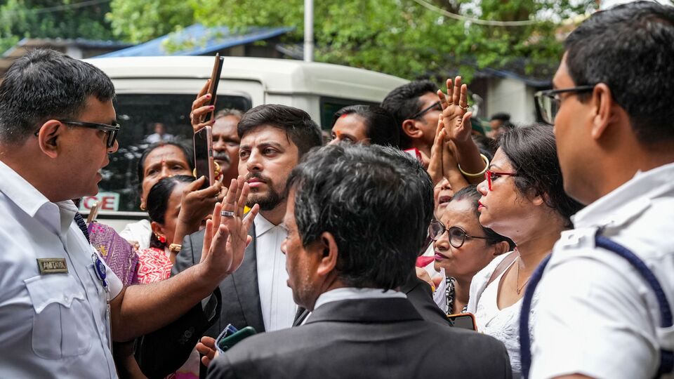 মঙ্গলবার আদালতের বাইরে 'কুখ্যাত' মনোজিতের আইনজীবী বলেন, ‘এখনও পর্যন্ত আপনারা (সাংবাদিকদের উদ্দেশ্য করে) শুধু এক চোখে (কসবা ধর্ষণ কাণ্ড) দেখে এসেছেন। আপনারা দুটো চোখ খুলে দেখুন। আইনজীবী হতে হবে না। এফআইআরের কপি দেখলেই বোঝা যাবে, এটা একটা ষড়যন্ত্র। একে (মনোজিৎ) ফাঁসানো হয়েছে।’ (আদালত চত্বরে আইনজীবীরা, ছবি সৌজন্যে পিটিআই)