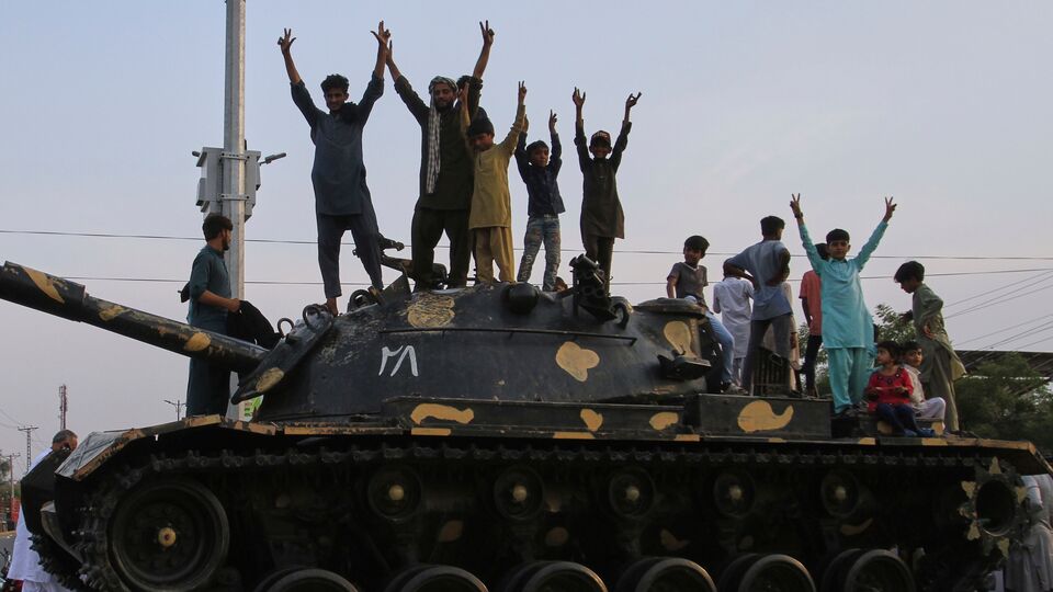 রিপোর্টে বলা হয়েছে, তালিকায় ষষ্ঠ স্থানে আছে মিসর। তাদের কাছে আছে ৩৯৭৬টি ট্যাঙ্ক। তারপর ভারতের থেকে দুই ধাপ নীচে সপ্তম স্থানে আছে পাকিস্তান। তাদের কাছে আছে ৩৭৪২টি ট্যাঙ্ক। এরপর আছে দক্ষিণ কোরিয়া (২৮৪৭টি ট্যাঙ্ক), তুরস্ক (২২২৯টি ট্যাঙ্ক) এবং ইরান (২১২৬টি ট্যাঙ্ক)। আর ভারতের আরেক প্রতিবেশী বাংলাদেশের কাছে আছে মাত্র ৩২০টি ট্যাঙ্ক। তারা আছে বিশ্ব ক্রমতালিকার ৪১তম স্থানে।(AP)