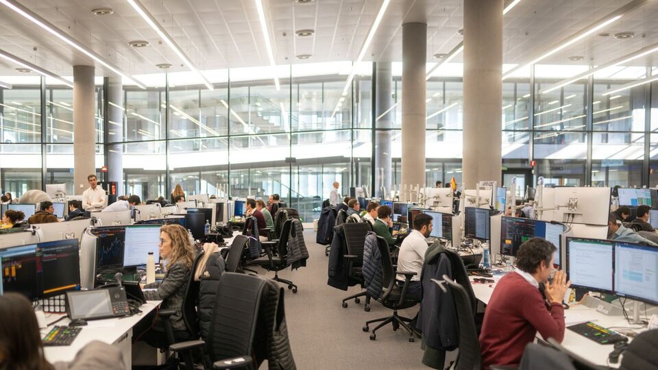 তারইমধ্যে নিউ টাউনে আইটিসির তথ্যপ্রযুক্তি ক্যাম্পাসকে সুরক্ষা সংক্রান্ত শংসাপত্র প্রদানের পরে মুখ্যমন্ত্রী দাবি করেছেন, শীঘ্রই সেখানে কাজকর্ম চালু হয়ে যাবে। যা পশ্চিমবঙ্গের অগ্রগতির প্রতীক হয়ে উঠবে। ভারত তো বটেই, বিশ্বের মানচিত্রে ডিজিটাল এবং প্রযুক্তি-নির্ভর কর্মকাণ্ডের জন্য সকলের কাছে পছন্দের জায়গা হয়ে উঠবে পশ্চিমবঙ্গ। (ছবিটি প্রতীকী, সৌজন্যে ব্লুমবার্গ)