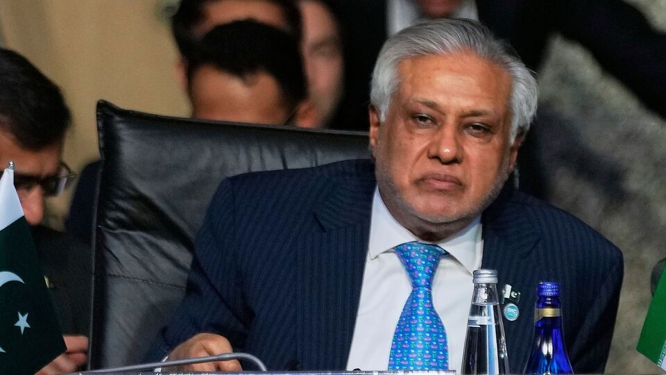 ইশাক দার আরও বলেছিলেন যে পাকিস্তান সিন্ধু জল চুক্তির অধীনে তার অধিকার রক্ষায় প্রতিশ্রুতিবদ্ধ। তিনি বলেন, ভারতের বিরুদ্ধে আন্তর্জাতিক আইন ও চুক্তির বিধান লঙ্ঘনের অভিযোগ তুলে ধরতে পাকিস্তান সমস্ত প্রাসঙ্গিক আন্তর্জাতিক এবং আইনি প্ল্যাটফর্ম ব্যবহার করবে। এদিকে কাশ্মীর ইস্যুতে পাকিস্তানের সমর্থনের কথা পুনর্ব্যক্ত করে ইশাক দার বলেন, 'দক্ষিণ এশিয়ায় স্থায়ী শান্তি জম্মু ও কাশ্মীর ইস্যুর ন্যায়সঙ্গত ও স্থায়ী সমাধানের উপর নির্ভর করছে'। (AP)
