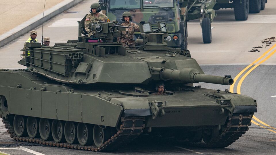 স্টকহোম ইন্টারন্যাশনাল পিস রিসার্চ ইনস্টিটিউটের রিপোর্ট অনুযায়ী, ২০১৫ থেকে ২০২৫ সালের মধ্যে বিশ্বে সামরিক ক্ষেত্রে খরচ বেড়েছে ৩৭ শতাংশ। মিসাইল বা যুদ্ধজাহাজের পাশাপাশি বড় বড় দেশগুলি নজর দিচ্ছে ট্যাঙ্ক শক্তি বৃদ্ধির ক্ষেত্রেও। আর বিশ্ব ট্যাঙ্ক পাওয়ারের তালিকায় শীর্ষে আছে চিন। (AFP)