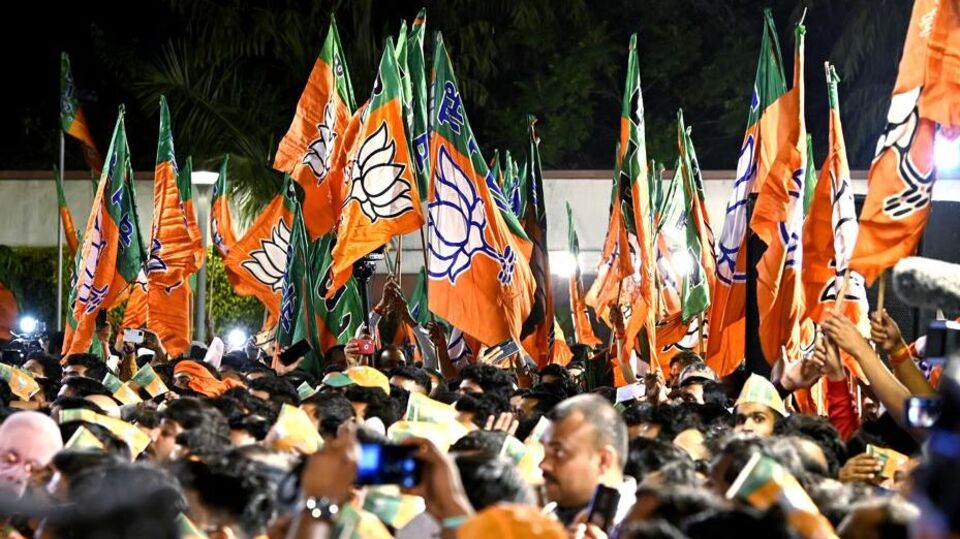 এদিকে রামচন্দ্র রাও তেলাঙ্গানার ব্রাহ্মণ সম্প্রদায়ের নেতা। রাজ্যের ওবিসি সঞ্জয় কুমার এবং জি কিষাণ রেড্ডি কেন্দ্রে মন্ত্রী। এমন পরিস্থিতিতে এখন এক ব্রাহ্মণ নেতাকে কমান্ড দিয়ে ভারসাম্য তৈরি হয়েছে। উত্তরাখণ্ডে মহেশ ভাটকে রাজ্য সভাপতি করার কথা চলছে। রাজপুত নেতা পুষ্কর সিং ধামি সেখানে মুখ্যমন্ত্রী। ব্রাহ্মণ ও রাজপুতরা রাজ্যের রাজনীতিতে আধিপত্য বিস্তার করেছে। তাই সেখানেও ভারসাম্য বজায় রাখতে চাইছে বিজেপি। 