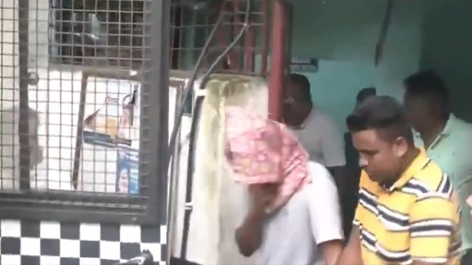 এদিকে এই গণধর্ষণের ঘটনায় ভিডিয়ো রেকর্ড করে রাখা হয়েছিল। সেই কাজ করেছিল মনোজিতের সহযোগীরা। এই বিষয়টি পুলিশের কাছে অভিযোগপত্রে জানিয়েছিলেন নির্যাতিতা ছাত্রী। আর এবার জেরায় জানা গেল, ওই ভিডিয়ো নিয়ে নাকি আরও বড় পরিকল্পনা ছিল টিএমসিপি নেতার। পরবর্তীকালে ওই ছাত্রীকে যাতে ব্ল্যাকমেইল করা যায় এবং ফের তাঁর ওপর জোর খাটানো যায়, তার জন্যেই নাকি ঘটনার ভিডিয়ো রেকর্ডিং করতে বলা হয়েছিল বলে পুলিশের কাছে দাবি করা হয়েছে। 
