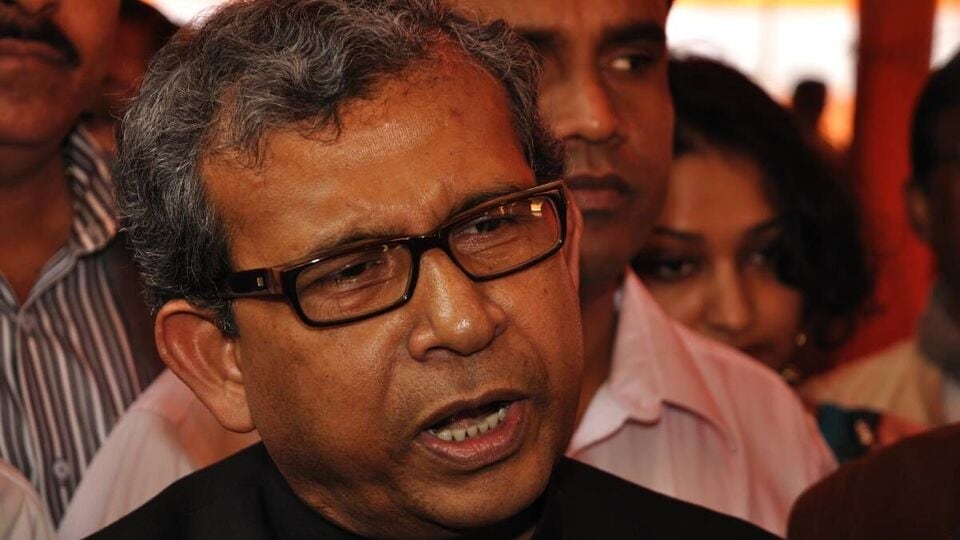 কসবা গণধর্ষণকাণ্ডের আবহে তৃণমূল কংগ্রেসের বিধায়ক সাংসদরা একের পর এক আলটপকা মন্তব্য করে চলেছেন। এরই মাঝে এবার 'ছোট ঘটনা' বিতর্কে রাজ্যের মন্ত্রী মানস ভুঁইয়া। চিকিৎসক দিবসে রাজ্য সরকারি কর্মচারী ফেডারেশন ও প্রোগ্রেসিভ হেলথ অ্যাসোসিয়েশনের যৌথ উদ্যোগে রক্তদান কর্মসূচিতে আজ মানস বলেন, ' ছোট্ট একটা ঘটনা ঘটলেই গেল গেল রব উঠল।' তবে কোন ঘটনাকে তিনি 'ছোট' বলেছেন, তা স্পষ্ট নয়। (টুইটার)