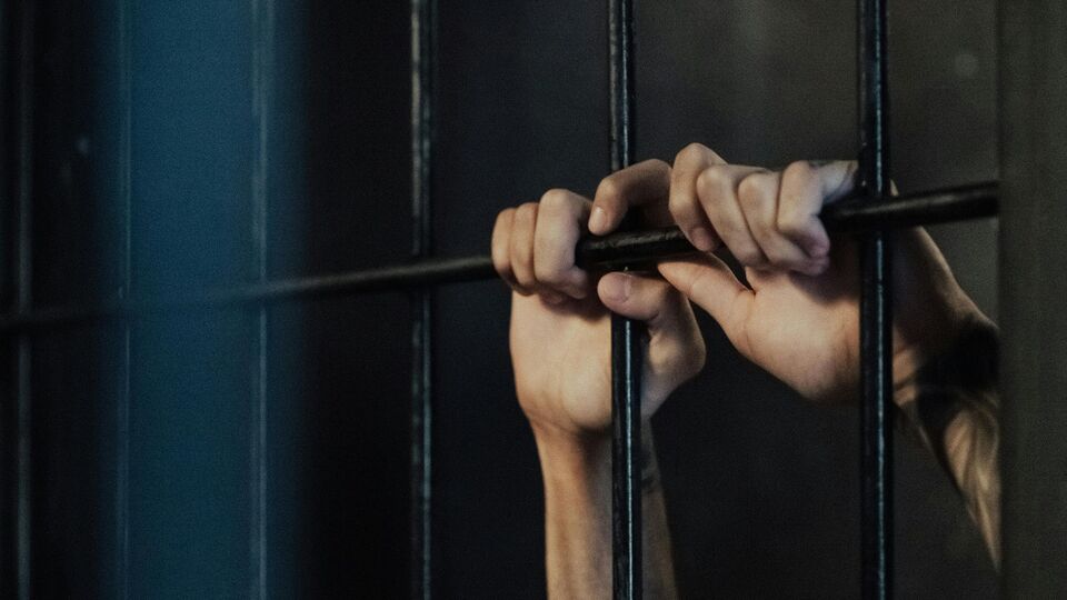 মুম্বই ক্রাইম ব্রাঞ্চ বলছে, বিলাল আইআইটিতে অবৈধভাবে থাকাকালে এআই সংক্রান্ত সেমিনার-এ যোগ দিয়েছিল। জেরায় আরও এক চাঞ্চল্যকর তথ্য জানায় বিলাল। মিডিয়া রিপোর্ট বলছে, বিলাল জেরায় জানিয়েছে, সে গত বছরেও আইআইটি বম্বেতে ছিল এইরকমই অবৈধভাবে, তবে কেই জানতে পারেনি। বিলালের ফোন আপাতত পুলিশের হাতে। পুলিশ ফোন হাতে পেতেই জানতে পেরেছে, ফোন থেকে বহু ডেটা ডিলিট করে দিয়েছে বিলাল। ডিলিট হওয়া ডেটা ফেরত পেতে চেষ্টা করছে পুলিশ। বিলাল ক্যাম্পাসের ভিডিয়োও করেছে বলে জানা যায়। তবে তা কাউকে পাঠায়নি।