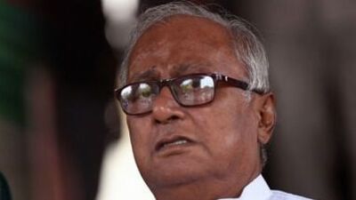 শরীর খারাপ দমদমের তৃণমূল কংগ্রেস সাংসদ সৌগত রায়ের। এই আবহে একটি বেসরকারি হাসপাতালে ভর্তি আছেন তিনি। সৌগত রায়ের কথা জড়িয়ে যাচ্ছে বলে জানানো হয়েছে সেই হাসপাতালের তরফ থেকে। তাঁর শিরদাঁড়ার নীচে ব্যথা। রিপোর্ট অনুযায়ী, ভারনিক এনসেফালোপ‌্যাথিতে আক্রান্ত তিনি। ভিটামিন বি ওয়ানের ঘাটতির জেরে এই অসুখ হতে পারে বলে জানা যাচ্ছে। এছাড়াও একাধিক রোগ বাসা বেঁধেছে তাঁর শরীরে।   