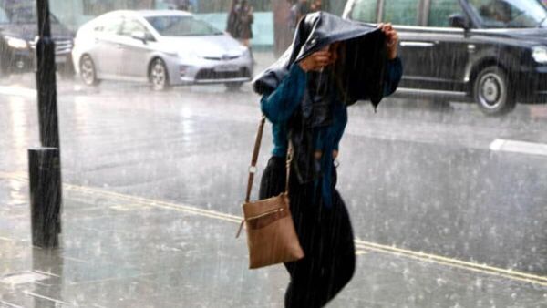 বৃষ্টিতে ভিজে গিয়েছেন কাজে যাওয়ার পথে? রইল কাপড় শুকনোর এই ট্রিকস বৃষ্টিতে ভিজে গিয়েছেন কাজে যাওয়ার পথে? রইল কাপড় শুকনোর এই ট্রিকস