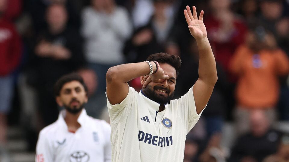 ইংল্যান্ডের বিরুদ্ধে দ্বিতীয় টেস্টের আগেই ব্যক্তিগত টেস্ট ব়্যাঙ্কিংয়ে উন্নতি করলেন ঋষভ পন্ত। আইসিসির সদ্য প্রকাশিত টেস্ট ব়্যাঙ্কিং তালিকা অনুযায়ী ভারতের ভাইস ক্যাপ্টেন পন্ত এখন বিশ্বের ছয় নম্বর টেস্ট ব্যাটার। তিনি ব্যক্তিগত ব়্যাঙ্কিংয়ে এক ধাপ উঠে আসেন। ছবি- এএফপি।