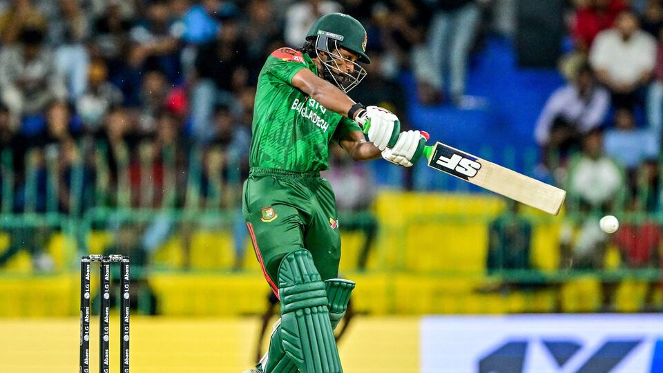 অথচ একটা সময় ম্যাচটা বাংলাদেশের হাতেই ছিল। শ্রীলঙ্কার ২৪৫ রানের লক্ষ্যমাত্রা তাড়া করতে নেমে ২৯ রানে প্রথম উইকেট হারালেও বাংলাদেশকে টানতে থাকেন তানজিদ হাসান এবং নাজমুল হোসেন শান্ত। দ্বিতীয় উইকেটে তাঁরা ৭১ রান যোগ করেন। কিন্তু ১৬.৩ ওভারে শান্ত রান-আউট হতেই বাংলাদেশের ইনিংসে ভয়াবহ ধস নামে। (ছবি সৌজন্যে এএফপি)