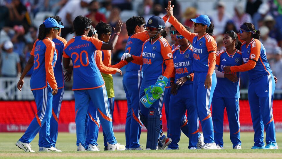 ভারতের মহিলা দলের হয়ে সর্বোচ্চ ৬৩ রান করে স্কোর করেন অমনজ্যোৎ কউর এবং জেমাইমা রডরিগেজ। এবং শেষের দিকে নেমে মাত্র ২০ বলে ৩২ রান করেন রিচা ঘোষ। এদিকে ১৮২ রানের লক্ষ্যে ব্যাট করতে নেমে ইংরেজরা ২০ ওভারে ৭ উইকেট হারিয়ে মাত্র ১৫৭ রান তুলতে সক্ষম হন। ভারতের হয়ে বল হাতে উইকেট নেন অমনজ্যোৎ, দীপ্তি শর্মা, শ্রী চরণীরা। এদিকে রানআউট হয় তিনটি। শেষমেষ ভারত ২৪ রানে ম্যাচটি জিতে যায়। (Action Images via Reuters)