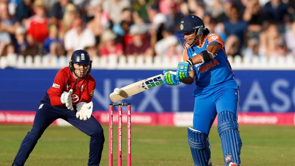 হরমনদের ১৮১ রানের জবাবে ২০ ওভারে ৭ উইকেট হারিয়ে মাত্র ১৫৭ রান তুলতে পারে ইংল্যান্ড দল। ২৪ রানের ব্যবধানে ম্যাচ হেরে পাঁচ ম্যাচের সিরিজে ০-২ ব্যবধানে পিছিয়ে পড়ে তারা। ইংরেজদের হয়ে ট্যাম বিউমন্ট ৩৫ বলে ৫৪ ও অ্যামি জোন্স ২৭ বলে ৩২ রান করেন। তবে ইংরেজদের অন্যান্য ব্যাটাররা ফ্লপ হন। ভারতের হয়ে চরণী ২টি এবং দীপ্তি শর্মা ও অমনজ্যোতৎ কউর ১টি করে উইকেট নেন। এই ম্যাচে শেরা খেলোয়াড় নির্বাচিত হন অমনজ্যোৎ কউর। তৃতীয় ম্যাচটি অনুষ্ঠিত হবে ৪ জুলাই, শুক্রবার। (Action Images via Reuters)