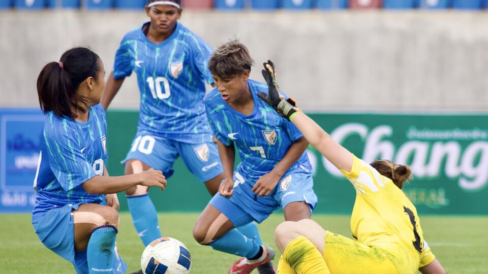 আর সেই জয়ের ফলে আপাতত ২০২৬ সালের এএফসি এশিয়ান কাপের যোগ্যতা-অর্জন পর্বের গ্রুপ 'বি'-তে শীর্ষস্থানেই থাকল ভারত। তিন ম্যাচে ভারতের ঝুলিতে আছে নয় পয়েন্ট। আগামী শনিবার থাইল্যান্ডের বিরুদ্ধে নামবেন মনীষারা। সেই ম্যাচের উপরে নির্ভর করবে যে কোন দল গ্রুপের শীর্ষস্থানে শেষ করবে। (ছবি সৌজন্যে, এক্স @IndianFootball)
