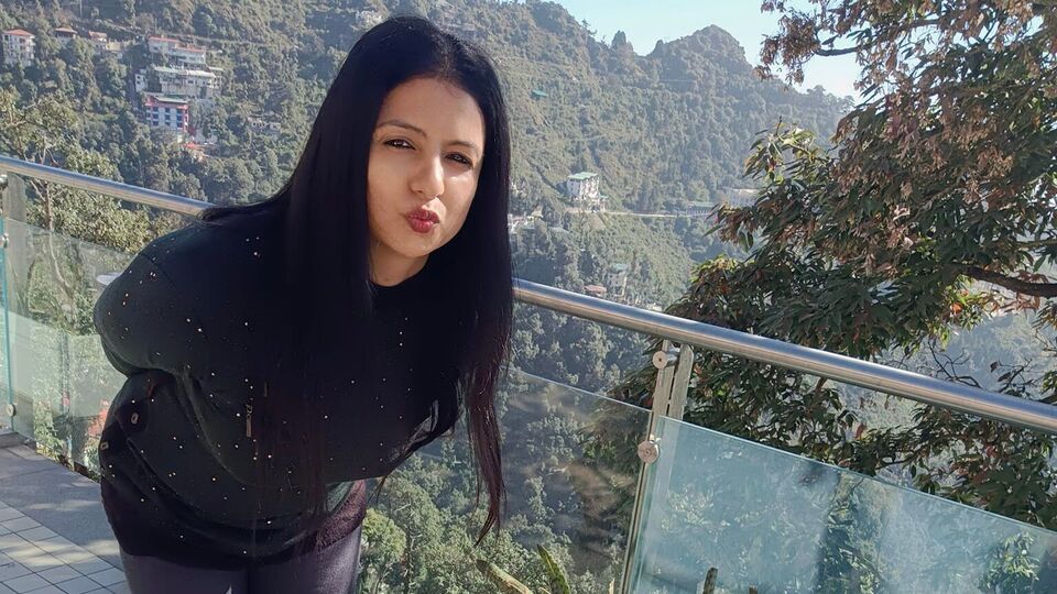 সংবাদসংস্থা এএনআইয়ের সাক্ষাৎকারে শামির বিচ্ছিন্না স্ত্রী অভিযোগ করেন, ‘জানোয়ারের থেকেও খারাপ’ হয়ে গিয়েছেন ভারতের তারকা পেসার। তিনি বলেন, ‘জানোয়ারদের বোধবুদ্ধি থাকে না যে কোনটা ভালো, কোনটা মন্দ। সেই জানোয়ারও নিজের বাচ্চাকে রক্ষা করে। সেটার ভিত্তিতে শামি আহমেদ (মহম্মদ শামি) জানোয়ারের থেকেও খারাপ হয়ে গিয়েছে।’ (ফাইল ছবি, সৌজন্যে Haseen Jahan)