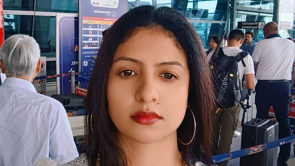 সেইসঙ্গে তিনি দাবি করেন, 'যে মানুষটার সঙ্গে সম্পর্ক গড়ছেন, সেই যদি খারাপ হয়, সেই যদি অপরাধী হয়........। আর কেউ যে অপরাধী, সেটা তো তাদের মুখে লেখা থাকে না।' তাঁর প্রার্থনা, শামি যদি এখনও ‘শুধরে না যান’, তাহলে ভারতীয় পেসারের জীবন জাহান্নাম হয়ে যায়। (ফাইল ছবি, সৌজন্যে Haseen Jahan)