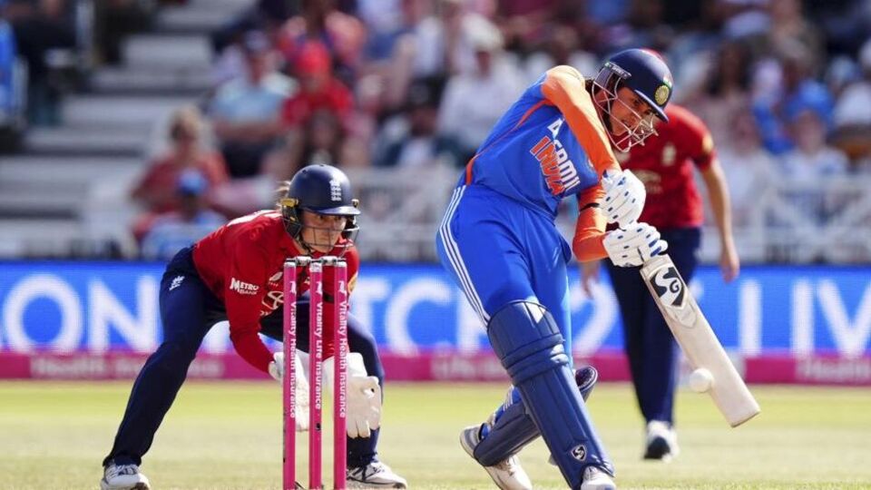 এই নিয়ে ইংরেজদের মাটিতে টানা দ্বিতীয় টি২০ ম্যাচ জিতল ভারতীয় মহিলা দল। প্রথম ম্যাচে ছিলেন না অধিনায়ক হরমনপ্রীত কউর। দ্বিতীয় ম্যাচে তিনি ফিরলেও তাঁর ব্যাট চুপচাপই ছিল। এদিকে গত মযাচে সেঞ্চুরি করা ওপেনার স্মৃতি মন্ধনাও এদিন বিফল। তবে অভিজ্ঞ ব্যাটসম্যান জেমাইমা রডরিগেজ ও তরুণ ব্যাটসম্যান অমনজ্যোৎ কউর দলকে ট্র্যাকে ফেরান। প্রথমে ব্যাট করতে নেমে ভারত চটজলদি উইকেট হারালেও শেষ পর্যন্ত ১৮১ রান করে। ইনিংসের শেষের দিকে ঝোড়ো ব্যাটিং করেন বাংলার রিচা ঘোষও। (HT_PRINT)