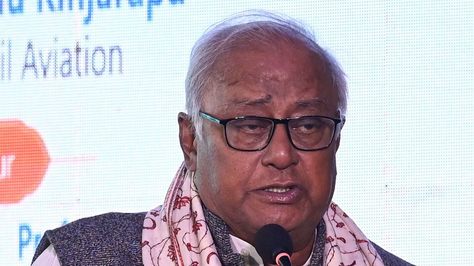 জানা গিয়েছে, গত ২২ জুন থেকে বেসরকারি হাসপাতালে ভর্তি সাংসদ। চলতি বছরে এই নিয়ে তৃতীয়বার অসুস্থ হলেন সৌগর রায়। এর আগে গত ১০ মার্চ লোকসভা অধিবেশন শেষে সংসদ থেকে বেরোনোর সময়ে অসুস্থ হয়ে পড়েছিলেন তিনি। তাঁকে নিয়ে যাওয়া হয়েছিল হাসপাতালে। তারপর গত ৩০ এপ্রিল অক্ষয় তৃতীয়ার দিন আড়িয়াদহে একটি মন্দির উদ্বোধন করতে যাওয়ার সময় অসুস্থ হয়েছিলেন তিনি। সেবার বেলঘরিয়ার এক বেসরকারি হাসপাতালে ভর্তি করা হয়েছিল তাঁকে। তখন তাঁক হৃদযন্ত্রে পেসমেকার বসানো হয়েছিল অস্ত্রোপচার করে। (Hindustan Times)