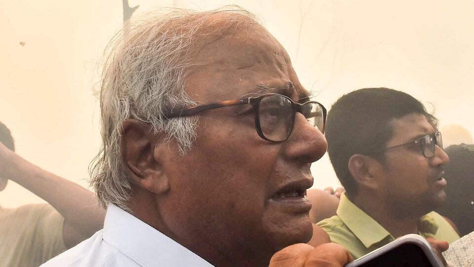 রিপোর্টে বলা হয়েছে, ফুসফুসে সংক্রমণ ধরা পড়েছে সৌগত রায়ের। সেরেব্রাল অ্যাট্রোফি ধরা পড়েছে তাঁর শরীরে। এই রোগে মস্তিষ্কের নিউরন এবং সিনান্সের ক্ষতি হয়। এর জেরে স্মৃতিশক্তি হ্রাস পায় রোগীর। এদিকে জানা গিয়েছে, ভারনিক এনসেফালোপ্যাথির জন্যেই সৌগত রায় আচ্ছন্ন অবস্থায় রয়েছেন এবং তাঁর কথা জড়িয়ে যাচ্ছে। অর্থাৎ, তিনি অ্যাকিউট ডিলেরিয়ামে আছেন। (PTI)