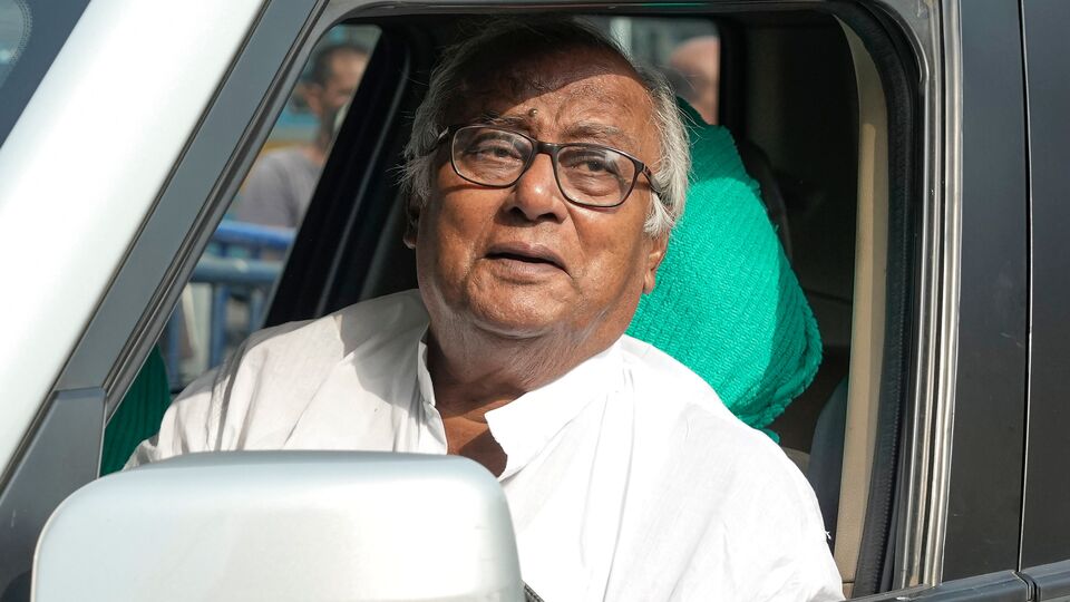 এদিকে সাংসদের টাইপ টু ডায়াবেটিস নিয়ে চিন্তিত চিকিৎসকরা। সৌগত রায়ের চিকিৎসা পদ্ধতি স্থির করতে নিউরোলজিস্ট, নেফ্রোলজিস্ট, এন্ডোক্রিনোলজিস্ট, কার্ডিওলজিস্টদের সঙ্গে বৈঠকে বসবেন বিশিষ্ট মেডিসিন বিশেষজ্ঞ ডঃ সুকুমার মুখোপাধ‌্যায়। আপাতত তাঁকে প্রতিদিন ২ লিটার অক্সিজেন দিতে হচ্ছে। আপাতত রাইলস টিউবে খাওয়াতে হচ্ছে সৌগত রায়কে। (PTI)