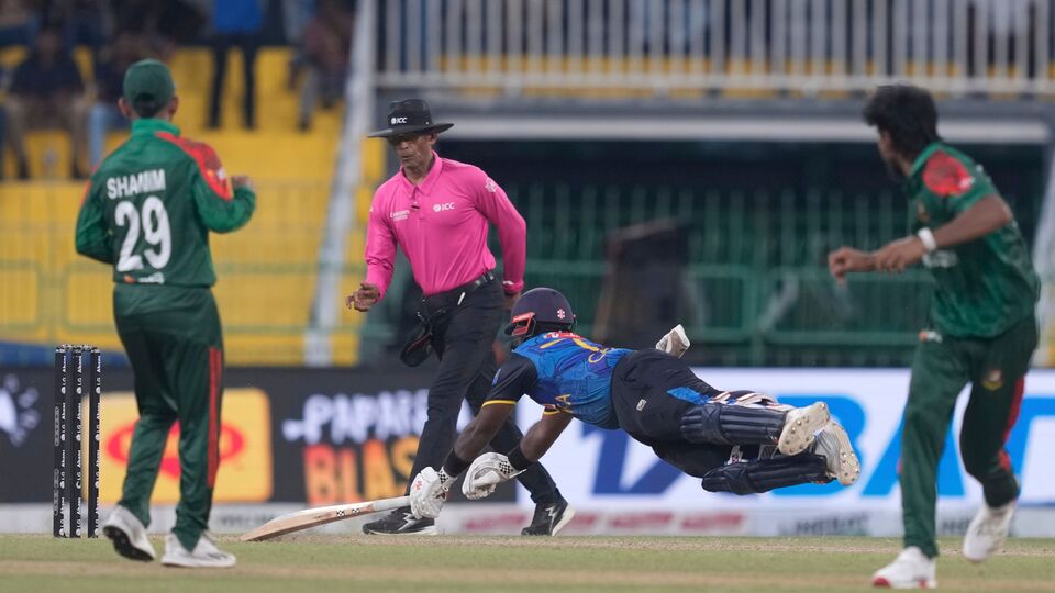 ১৬.৩ ওভারের আগে পর্যন্ত ম্যাচটায় মোটামুটি বাংলাদেশই এগিয়ে ছিল। কারণ কলম্বোয় প্রথমে ব্যাট করে ৫০ ওভারও ব্যাট করতে পারেনি শ্রীলঙ্কা। ৪৯.২ ওভারে ২৪৪ রানেই অল-আউট হয়ে যায়। পাঁচে নেমে অধিনায়ক চরিথ আসালঙ্কা শতরান না করলে শ্রীলঙ্কার অবস্থা আরও ভয়াবহ হত। একটা সময় শ্রীলঙ্কার স্কোর ছিল তিন উইকেট ২৯ রান (৬.১ ওভার)। (ছবি সৌজন্যে এপি)