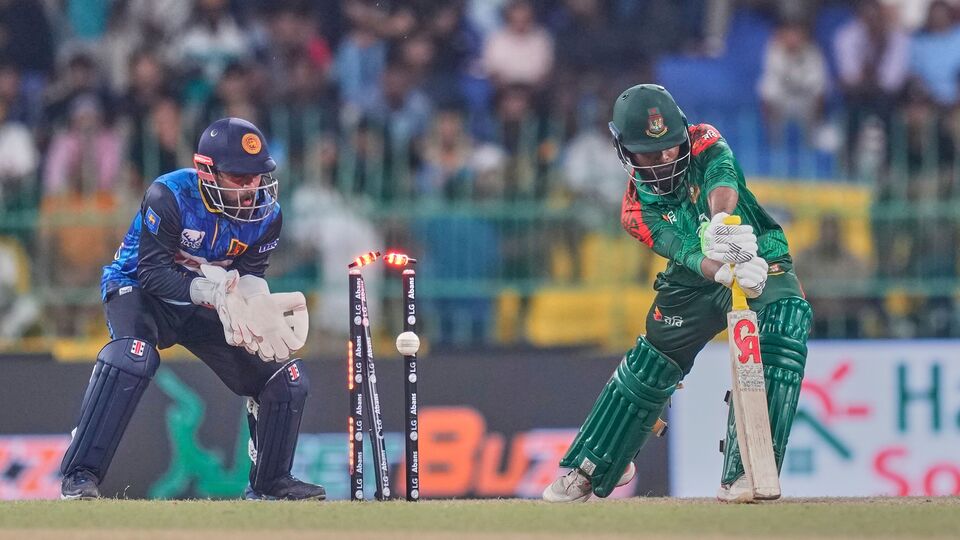 কিন্তু বোলারদের সেই দারুণ পারফরম্যান্স ধরে রাখতে পারেননি বাংলাদেশের মিডল ও লোয়ার অর্ডারের ব্যাটাররা। তিনে নামা শান্ত করেন ২৩ রান। ওপেনার তানজিদ হাসান ৬২ রান করেন। চারে নামা লিটন দাস এবং মেহদি হাসান মিরাজ কোনও রান করতে পারেননি। তৌহিদ হৃদয় করেন এক রান। এক রান করেন তানজিম। জাকের আলি ৬৪ বলে ৫১ রান করে বাংলাদেশকে আরও লজ্জার মুখে পড়তে দেননি। (ছবি সৌজন্যে