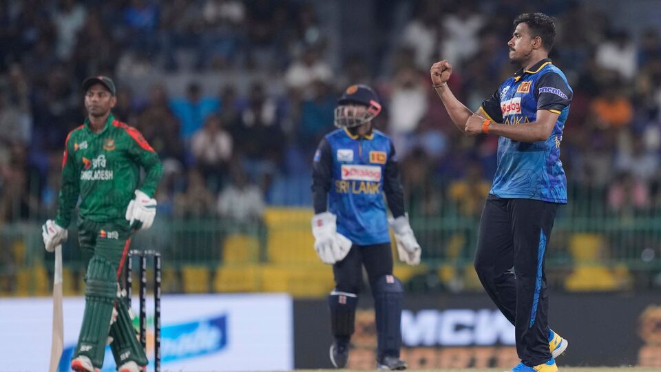 পাঁচ রানে সাত উইকেট পড়ল - শ্রীলঙ্কার প্রথম একদিনের ম্যাচে সেরকমই ভয়াবহ ধসের মুখে ৭৭ রানে হেরে গেল বাংলাদেশ। একটা সময় বাংলাদেশের স্কোর ছিল ১৬,৩ ওভারে এক উইকেটে ১০০ রান। সেখান থেকে ২০.৫ ওভারে বাংলাদেশের স্কোর আট উইকেটে ১০৫ রানে ঠেকে। শেষপর্যন্ত ৩৫.৫ ওভারে ১৬৭ রানে অল-আউট হয়ে যায় বাংলাদেশ। (ছবি সৌজন্যে এপি)