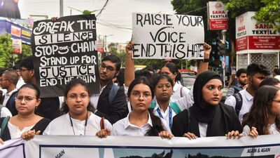 কসবার আইন কলেজে গণধর্ষণের ঘটনায় সিবিআই তদন্ত চেয়ে কলকাতা হাইকোর্টে ইতিমধ্যেই হয়েছে জনস্বার্থ মামলা। এই ঘটনায় মোট তিনটি জনস্বার্থ মামলা হয়েছে উচ্চ আদালতে। এই মামলাগুলিতে এবার যুক্ত হতে চেয়ে আবেদন করেছেন নির্যাতিতার পরিবার। নিজেদের আইনজীবীর সঙ্গে পরামর্শ করেই এই সিদ্ধান্ত নিয়েছেন তাঁরা। উল্লেখ্য, নির্যাতিতার পরিবার এই ঘটনায় পুলিশের ওপরই ভরসা রাখছেন।  (PTI)