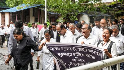 এদিকে পুলিশ বাজেয়াপ্ত করেছে কলেজের সিসিটিভির হার্ডডিস্ক। পুলিশ জানিয়েছে, সাউথ ক্যালকাটা ল কলেজ থেকে পাওয়া সিসিটিভি ক্যামেরার ফুটেজে ২৪ বছরের এক ছাত্রীর অভিযোগের সত্যতা মিলেছে। সংবাদ সংস্থা পিটিআই-এর এক প্রতিবেদনে বলা হয়েছে, ২৫ জুন বিকেল সাড়ে তিনটে থেকে রাত ১০টা ৫০ মিনিট পর্যন্ত সাত ঘণ্টার সিসিটিভি ফুটেজে কলেজ চত্বরের চারপাশের গতিবিধি ধরা পড়েছে।  (PTI)