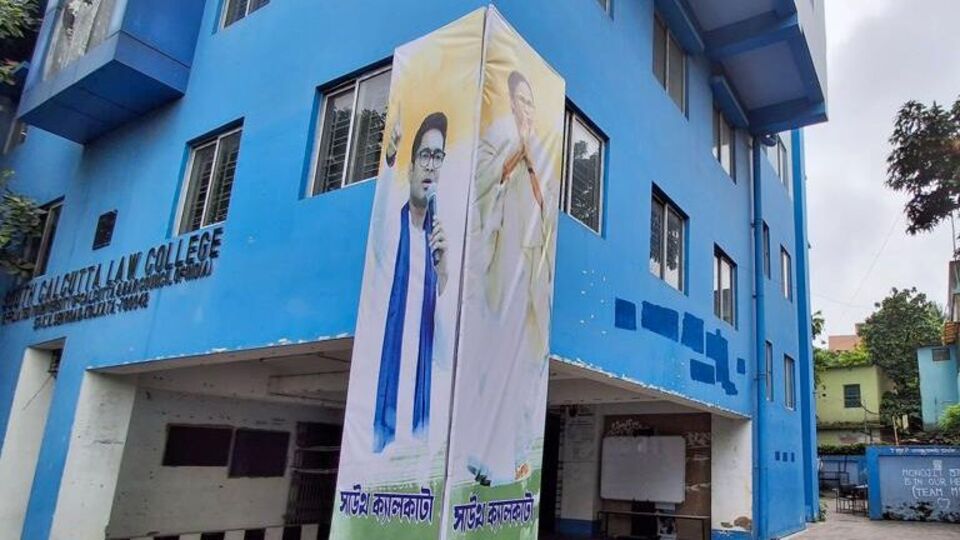 এদিকে কসবা ল' কলেজে ধর্ষণের শিকার ছাত্রীর মেডিক্যাল রিপোর্ট সামনে এসেছে। রিপোর্ট অনুযায়ী, সেই ছাত্রীর গলায় কামড়ের দাগ রয়েছে। এদিকে যৌনাঙ্গ ক্ষত রয়েছে। এছাড়া শরীরের অন্যান্য জায়গায় মারধরের দাগও দেখা গিয়েছে। এই আবহে মেডিক্যাল রিপোর্ট থেকে এটাই মনে করা হচ্ছে যে যৌন নিগ্রহের শিকার হয়েছেন সেই অভিযোগকারী তরুণী। যদিও অভিযুক্ত মনোজিতের দাবি, ছাত্রীর সম্মতিতেই সব হয়েছিল। তাই নাকি তার গলায় 'লাভবাইট' ছিল। (HT_PRINT)