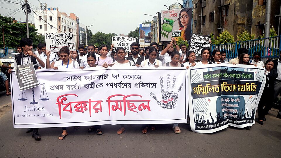 প্রসঙ্গত, গত ২৫ জুনের গণধর্ষণের ঘটনায় কলকাতা পুলিশ ৯ সদস্যের বিশেষ তদন্তকারী দল (সিট) গঠন করে তদন্ত চালাচ্ছিল। সেই তদন্তভার এখন তুলে দেওয়া হয়েছে গোয়েন্দা বিভাগের হাতে। অভিযোগ দায়েরের কয়েক ঘণ্টা পরই মনোজিৎ মিশ্র সহ তিন অভিযুক্তকে গ্রেফতারও করা হয়েছে। পরে এই ঘটনায় গ্রেফতার করা হয়েছিল কলেজের নিরাপত্তারক্ষীকেও। জানা যায়, এই নিরাপত্তারক্ষীর ঘরেই গণধর্ষণ করা হয়েছিল সেই ছাত্রীকে। (Shyamal Maitra)