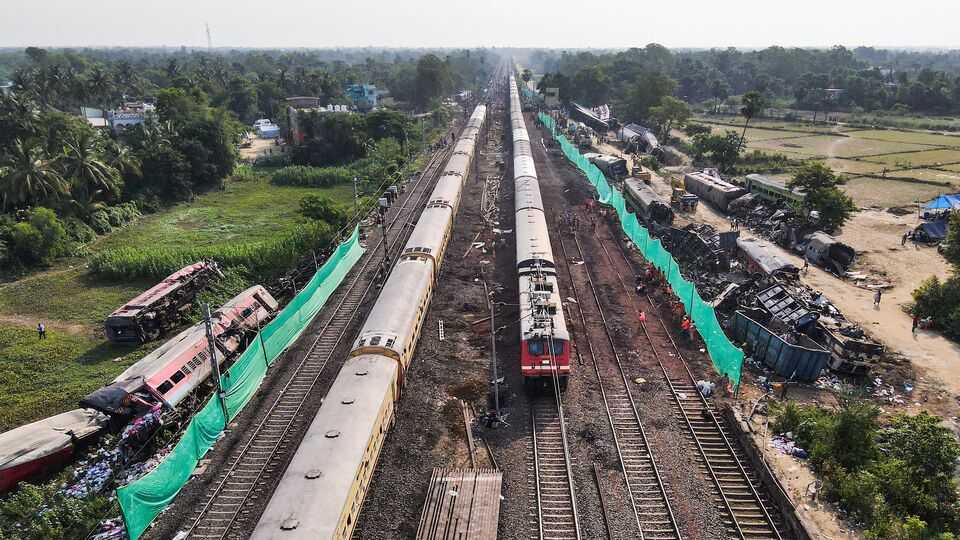 এছাড়াও ১৩ জুলাই ও ২০ জুলাই চলবে না ০২৮৩৯ শালিমার-পুরী স্পেশ্যাল ট্রেন। ০২৮৪০ পুরী-শালিমার স্পেশ্যাল ট্রেন বাতিল রয়েছে ১৪ জুলাই ও ২১ জুলাই। ১৮০৩৭ খড়পুর-জাজপুর কেওঞ্ঝর রোড এক্সপ্রেস ট্রেন বাতিল রয়েছে ২০ ও ২১ জুলাই।(PTI)