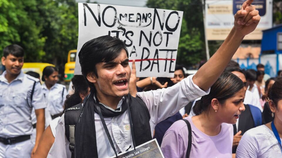 তদন্তে নেমে সাউথ ক্যালকাটা ল কলেজের কসবা ক্যাম্পাস থেকে পুলিশ ইতিমধ্যেই সংগ্রহ করেছে একধিক প্রমাণ। যে কমন রুমে সেই নির্যাতিতা মারধরের অভিযোগ করেছিলেন, সেখানে রক্তের দাগ পেয়েছে পুলিশ। সেখান থেকে নমুনাও সংগ্রহ করেছেন ফরেন্সিক বিশেষজ্ঞরা। এদিকে কলেজ থেকে হকিস্টিকও বাজেয়াপ্ত করা হয়েছে। অভিযোগ ছিল, সেই হকিস্টিক দিয়ে নির্যাতিতাকে মারধর করা হয়েছিল।(PTI)