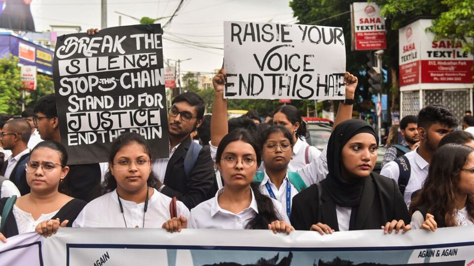 কসবার আইন কলেজে গণধর্ষণের ঘটনায় সিবিআই তদন্ত চেয়ে কলকাতা হাইকোর্টে ইতিমধ্যেই হয়েছে জনস্বার্থ মামলা। এই ঘটনায় মোট তিনটি জনস্বার্থ মামলা হয়েছে উচ্চ আদালতে। এই মামলাগুলিতে এবার যুক্ত হতে চেয়ে আবেদন করেছেন নির্যাতিতার পরিবার। নিজেদের আইনজীবীর সঙ্গে পরামর্শ করেই এই সিদ্ধান্ত নিয়েছেন তাঁরা। উল্লেখ্য, নির্যাতিতার পরিবার এই ঘটনায় পুলিশের ওপরই ভরসা রাখছেন। (PTI)