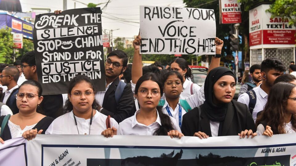 তদন্তে নেমে সাউথ ক্যালকাটা ল কলেজের কসবা ক্যাম্পাস থেকে পুলিশ ইতিমধ্যেই সংগ্রহ করেছে একধিক প্রমাণ। যে কমন রুমে সেই নির্যাতিতা মারধরের অভিযোগ করেছিলেন, সেখানে রক্তের দাগ পেয়েছে পুলিশ। সেখান থেকে নমুনাও সংগ্রহ করেছেন ফরেন্সিক বিশেষজ্ঞরা। এদিকে কলেজ থেকে হকিস্টিকও বাজেয়াপ্ত করা হয়েছে। অভিযোগ ছিল, সেই হকিস্টিক দিয়ে নির্যাতিতাকে মারধর করা হয়েছিল। (PTI)