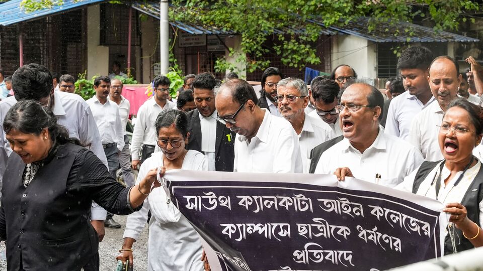 এদিকে কসবা ল' কলেজে ধর্ষণের শিকার ছাত্রীর মেডিক্যাল রিপোর্ট সামনে এসেছে। রিপোর্ট অনুযায়ী, সেই ছাত্রীর গলায় কামড়ের দাগ রয়েছে। এদিকে যৌনাঙ্গ ক্ষত রয়েছে। এছাড়া শরীরের অন্যান্য জায়গায় মারধরের দাগও দেখা গিয়েছে। এই আবহে মেডিক্যাল রিপোর্ট থেকে এটাই মনে করা হচ্ছে যে যৌন নিগ্রহের শিকার হয়েছেন সেই অভিযোগকারী তরুণী। যদিও অভিযুক্ত মনোজিতের দাবি, ছাত্রীর সম্মতিতেই সব হয়েছিল। তাই নাকি তার গলায় 'লাভবাইট' ছিল। (PTI)